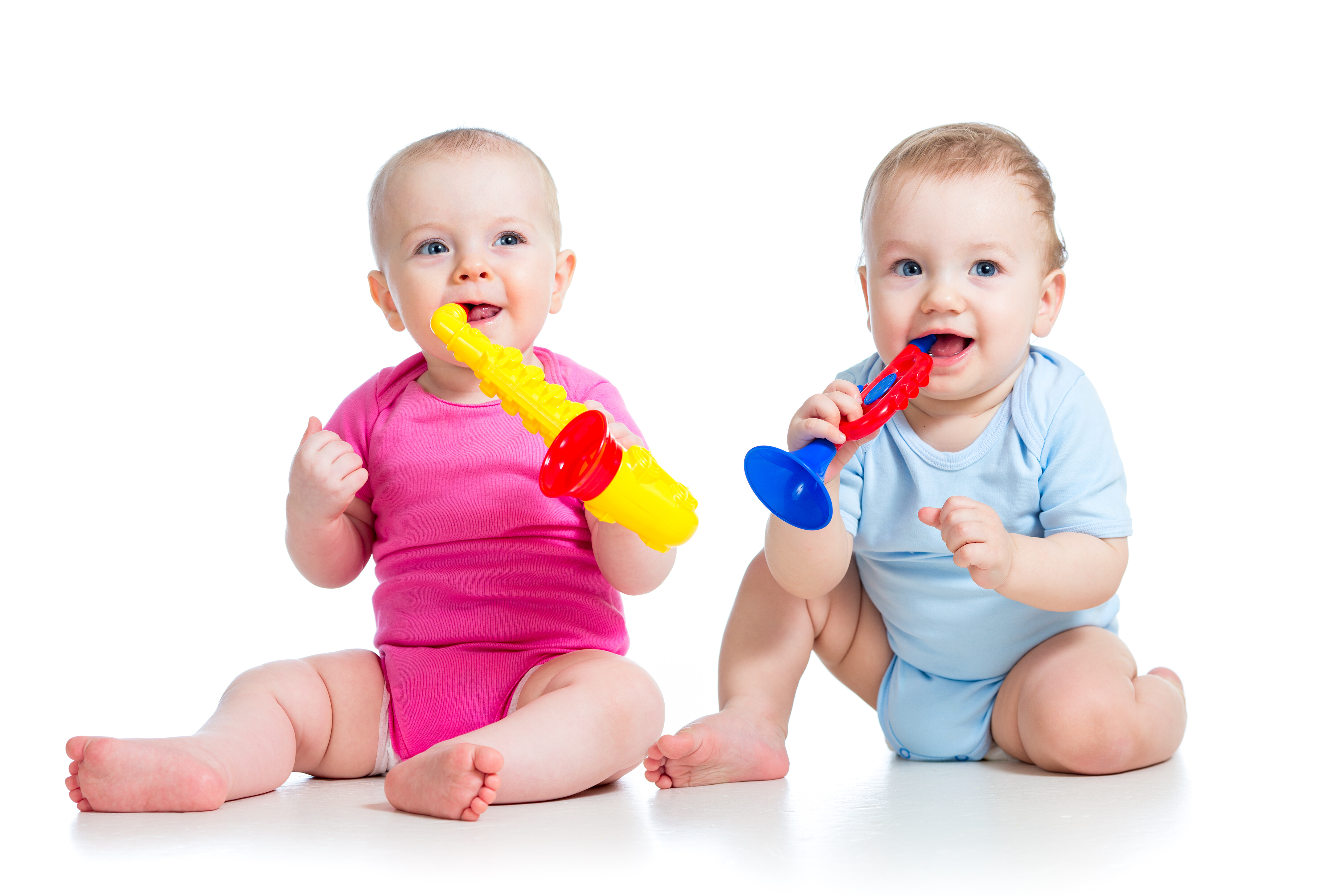 Gordonki wesołe dzieci grają na instrumentach Gordonki radosne dzieci grają na zabawkowych, kolorowych instrumentach dętych